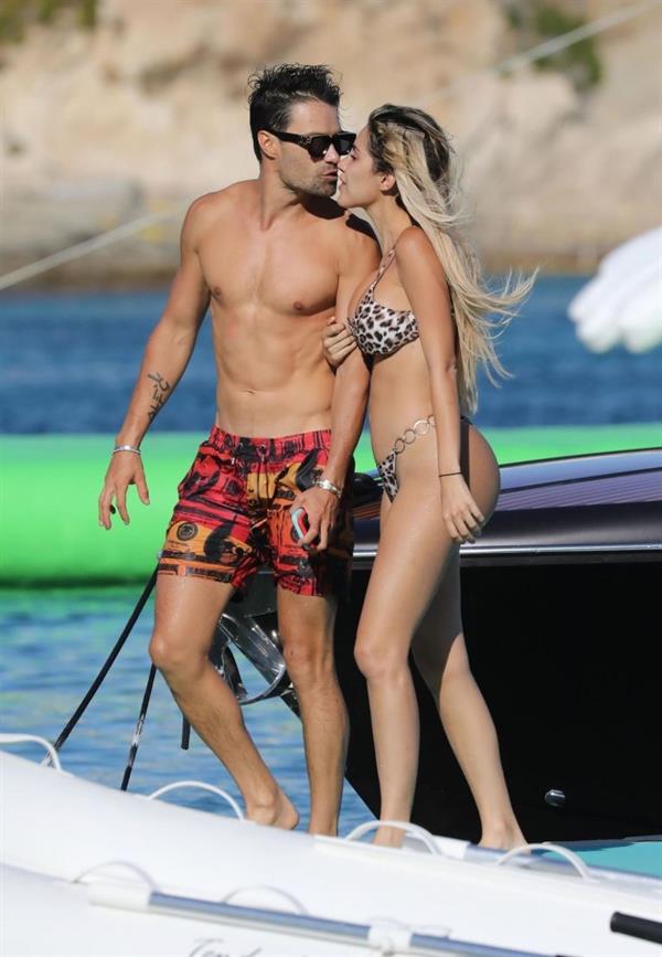 Alexa Dellanos sexy ass in a thong bikini also showing nice cleavage out on the water with her boyfriend Alec Monopoly seen by paparazzi.















