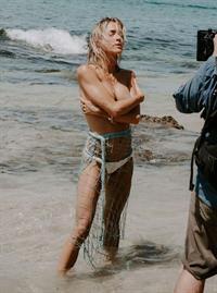 Kristin Cavallari topless seen by paparazzi at the beach covering her nude boobs with her arms.







