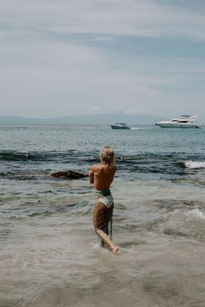 Kristin Cavallari topless seen by paparazzi at the beach covering her nude boobs with her arms.







