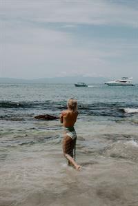 Kristin Cavallari topless seen by paparazzi at the beach covering her nude boobs with her arms.







