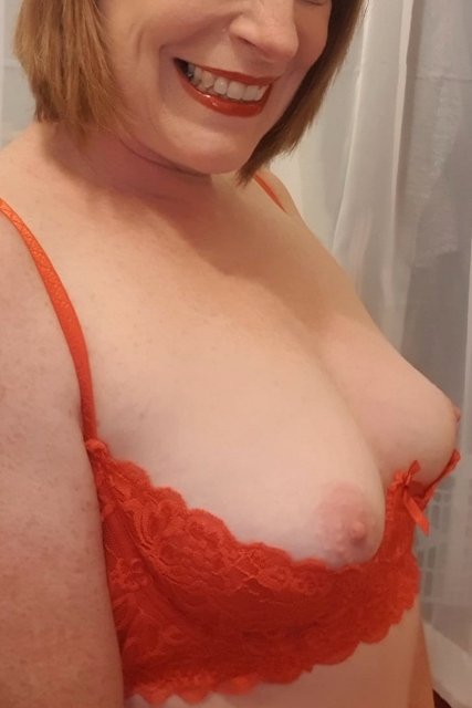 Sexy London Milf always got my boobs and nipples on show all over London 