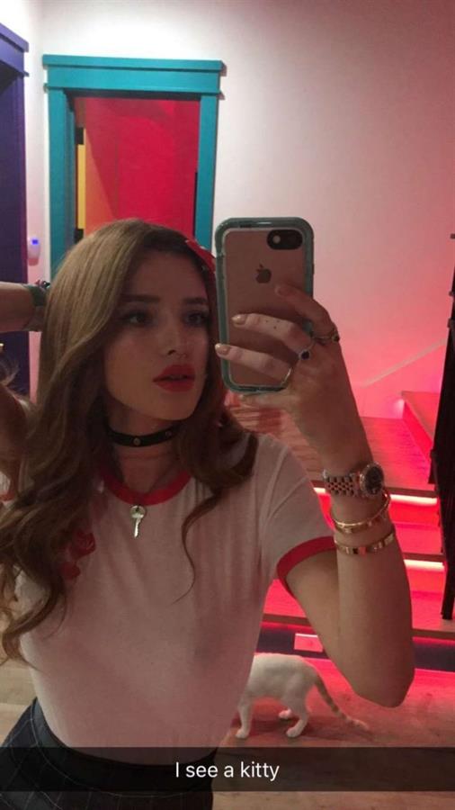 Bella Thorne taking a selfie