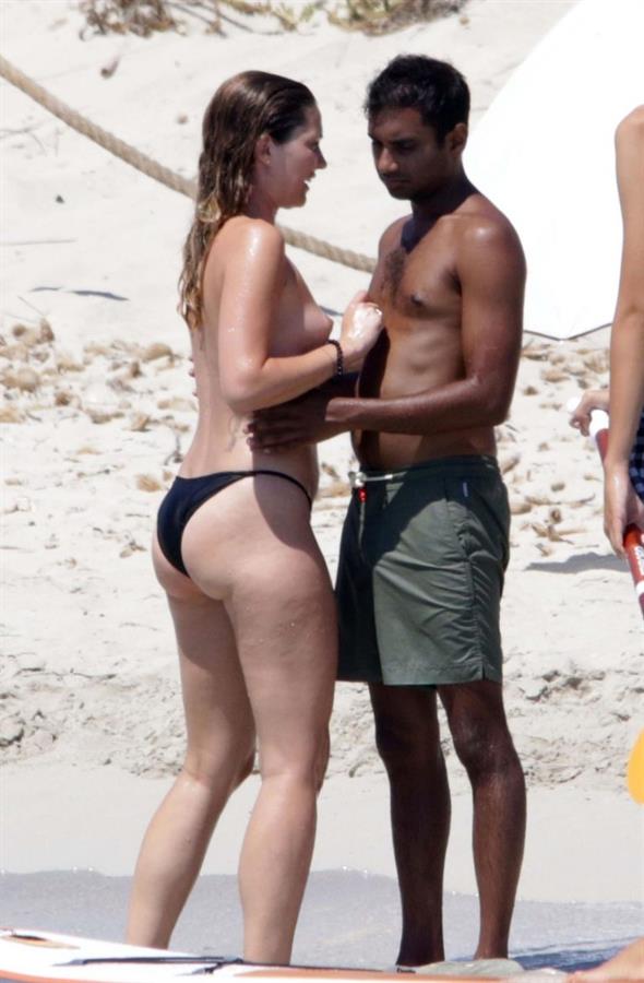 Serena Skov Campbell caught nude by paparazzi with her topless boobs exposed at the beach with her boyfriend Aziz Ansari.








