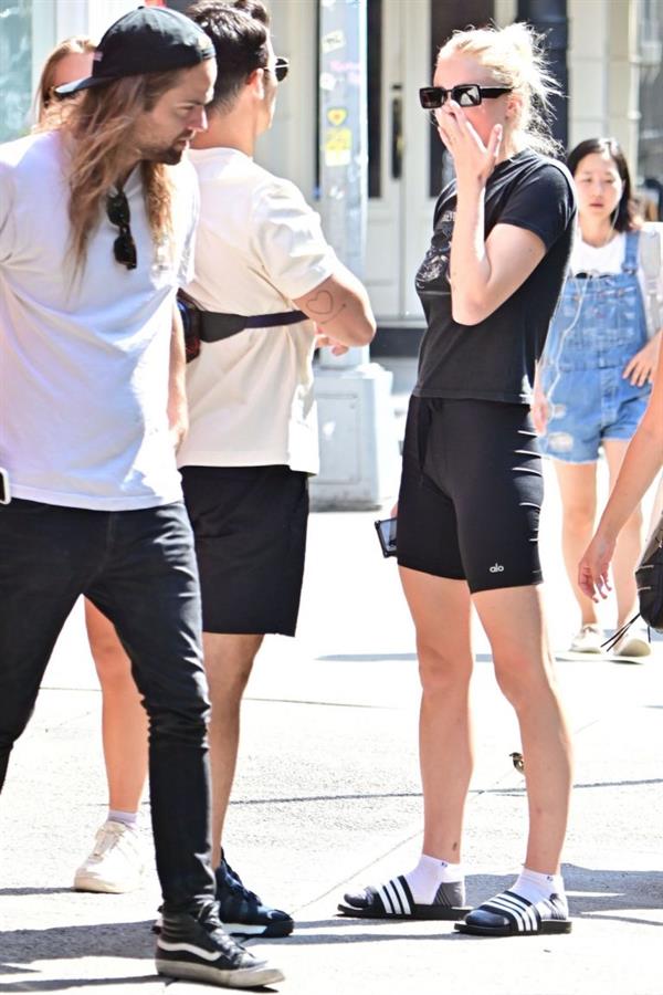 Sophie Turner braless tits seen kissing Joe Jonas by paparazzi.









