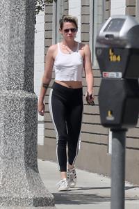 Kristen Stewart braless tits pokies seen by paparazzi in a white top showing off her boobs.











