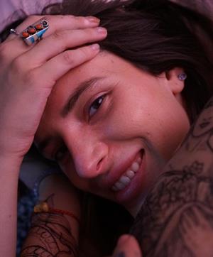 Bella Thorne nude new photos shared to instagram showing her topless boobs censoring her nipple.






















