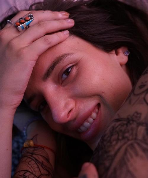 Bella Thorne nude new photos shared to instagram showing her topless boobs censoring her nipple.






















