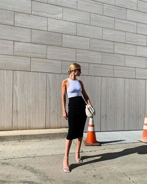 Rosie Huntington-Whiteley braless tits in a tight white top showing off her boobs.


