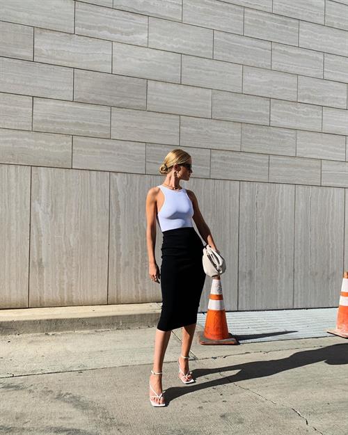 Rosie Huntington-Whiteley Pictures Rosie Huntington-Whiteley braless tits in a tight white top showing off her boobs.