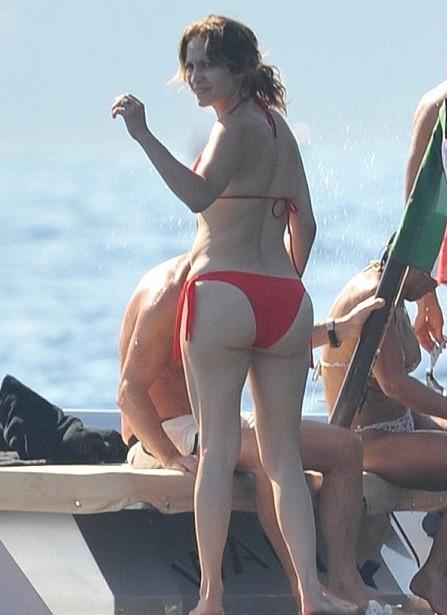 Jennifer Lopez in a bikini - ass