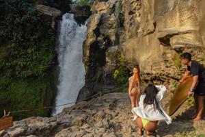 Demi Rose sexy ass and cleavage in a new bikini photo shoot in Bali.


