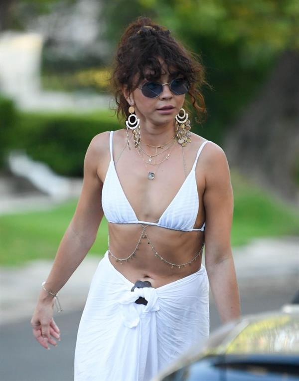 Sarah Hyland sexy in a bikini top leaving a pool party seen by paparazzi.



























