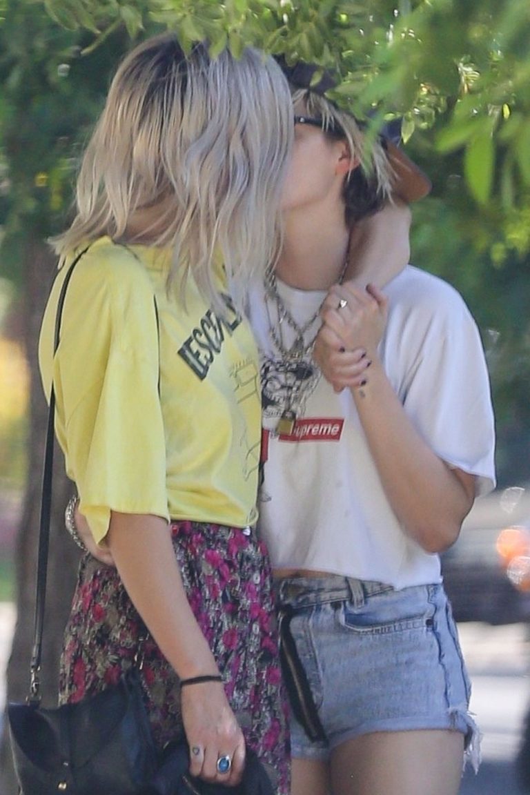 Kristen Stewart Pictures Kristen Stewart and Dylan Meyer lesbian kiss seen making out by paparazzi.