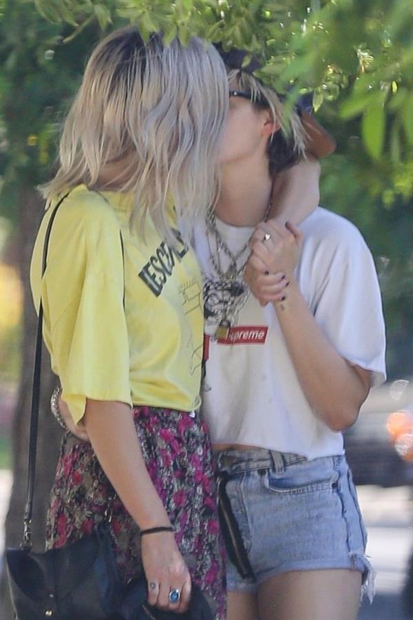 Kristen Stewart and Dylan Meyer lesbian kiss seen making out by paparazzi.




























