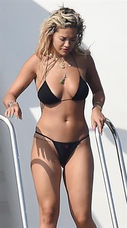 Rita Ora sexy ass and boobs in a thong bikini showing nice cleavage on a yacht seen by paparazzi.





























