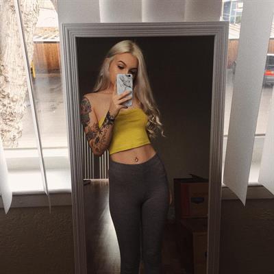 Skye Raae taking a selfie