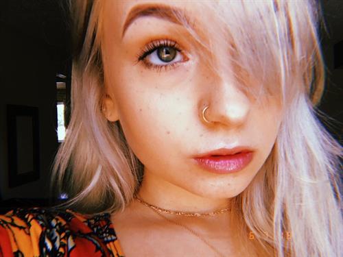 Skye Raae taking a selfie