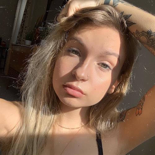 Skye Raae taking a selfie