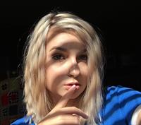 Skye Raae taking a selfie