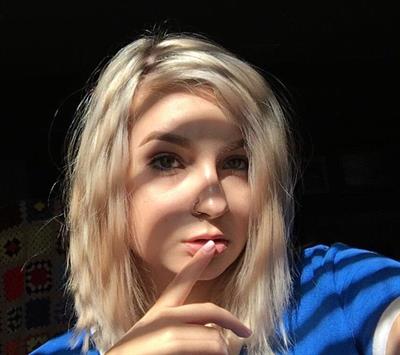 Skye Raae taking a selfie