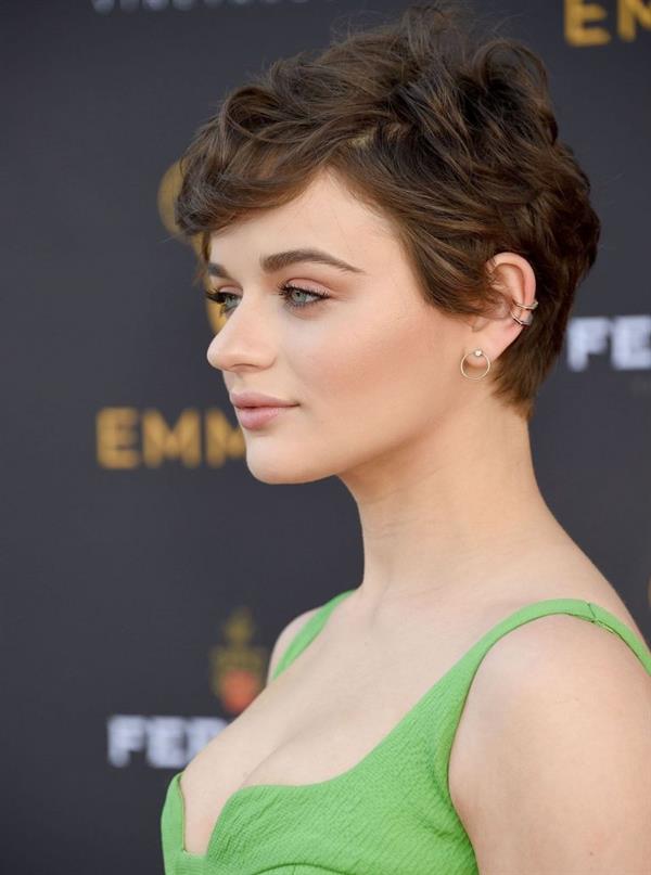Joey King boobs showing nice cleavage in a little green top on the red carpet.

















































