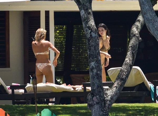 Hailey Baldwin and Kendall Jenner tanning in sexy thong bikinis seen by paparazzi.
























