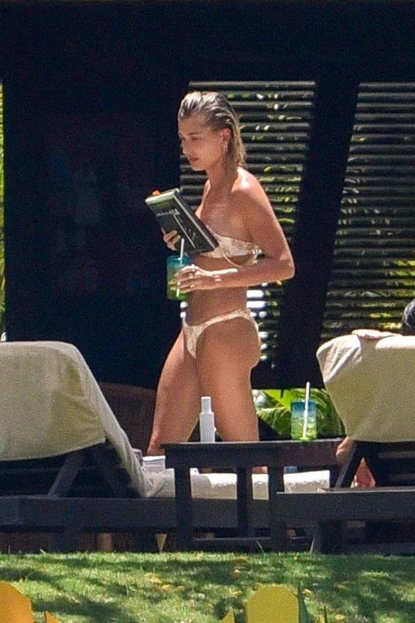 Hailey Baldwin and Kendall Jenner tanning in sexy thong bikinis seen by paparazzi.
























