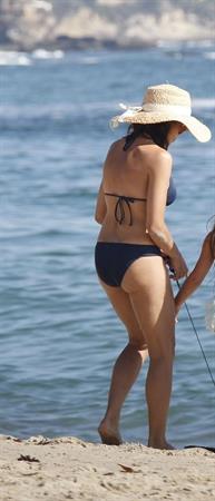 Jenna Dewan sexy ass in a bikini showing nice cleavage at the beach seen by paparazzi.




