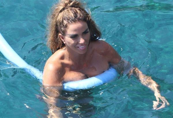 Katie Price caught nude with her son by paparazzi showing her topless boobs.

