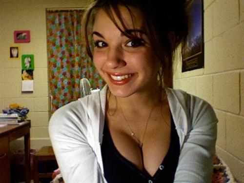 Jessica Ashley taking a selfie