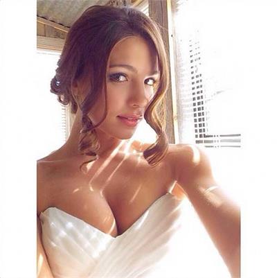 Jessica Ashley taking a selfie