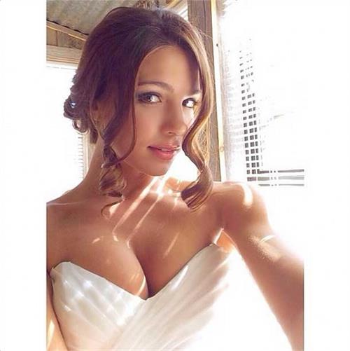 Jessica Ashley taking a selfie