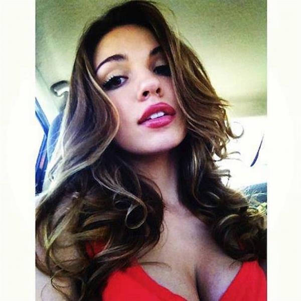 Jessica Ashley taking a selfie