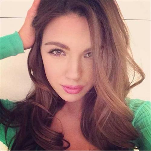 Jessica Ashley taking a selfie