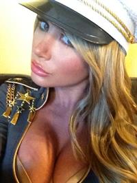 Sara Jean Underwood taking a selfie