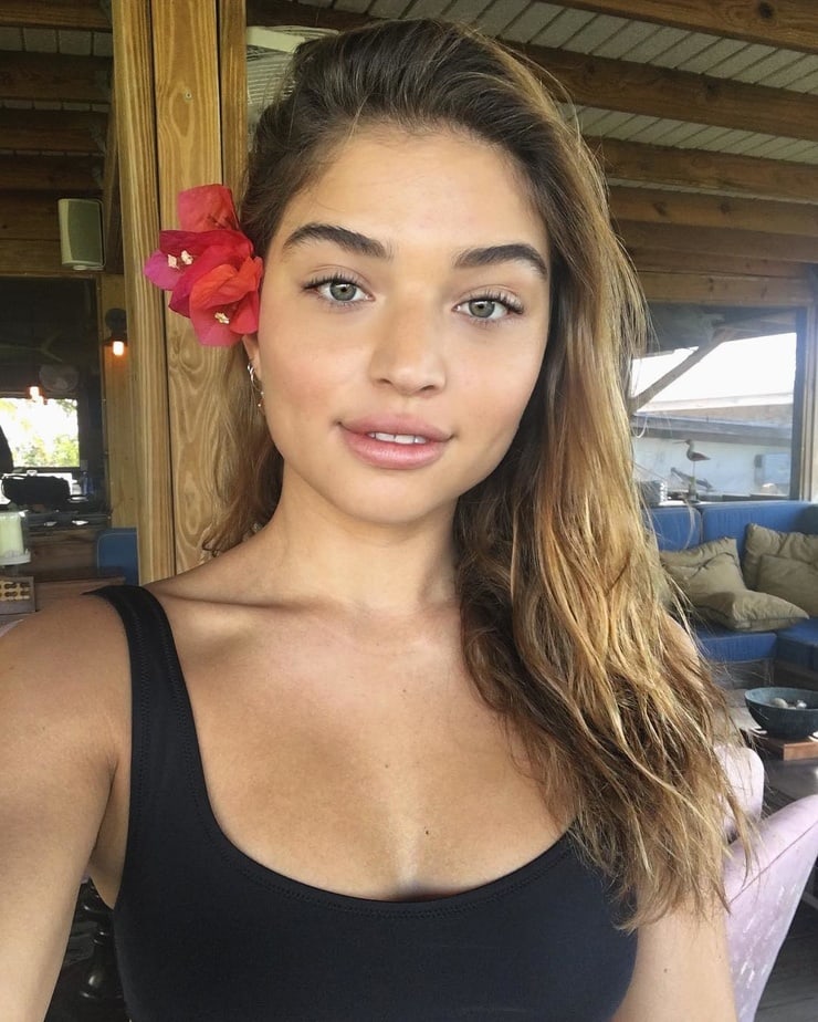 Daniela Lopez taking a selfie