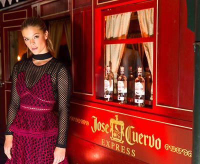 Nina Agdal taking a selfie