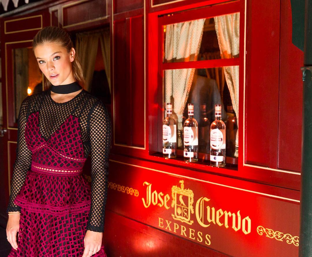 Nina Agdal taking a selfie