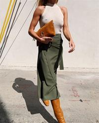 Rosie Huntington-Whiteley braless tits pokies showing off her boobs in a tight top.






































