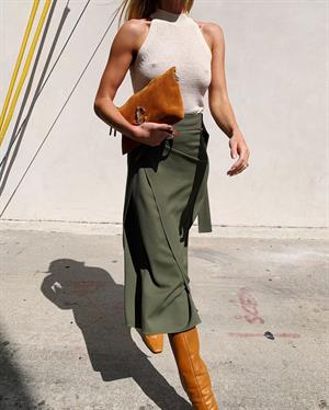 Rosie Huntington-Whiteley braless tits pokies showing off her boobs in a tight top.






































