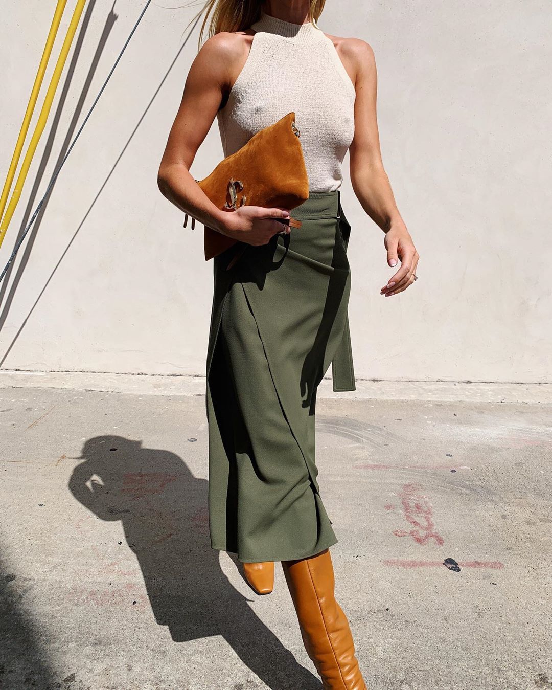 Rosie Huntington-Whiteley braless tits pokies showing off her boobs in a tight top.






































