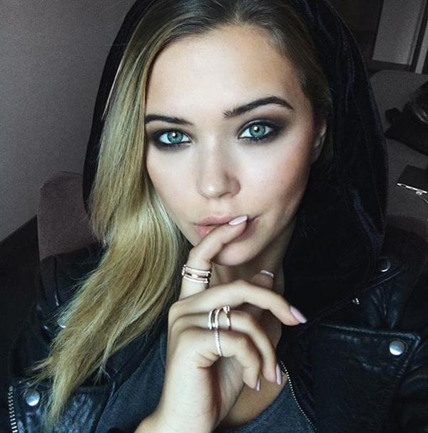 Sandra Kubicka taking a selfie