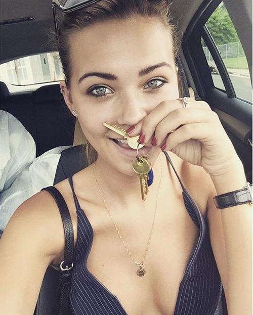 Sandra Kubicka taking a selfie