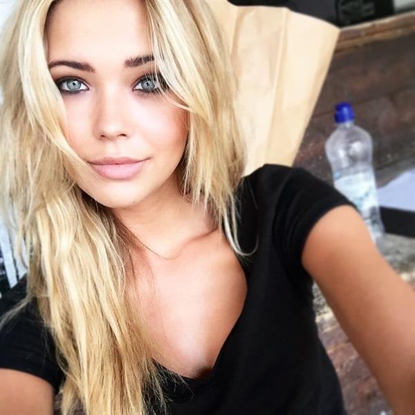 Sandra Kubicka taking a selfie