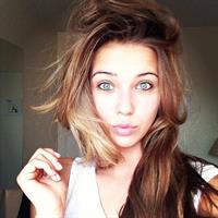 Sandra Kubicka taking a selfie