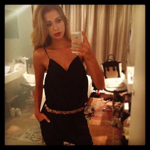 Sandra Kubicka taking a selfie