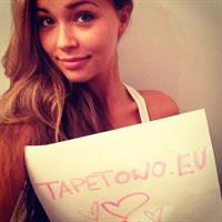 Sandra Kubicka taking a selfie