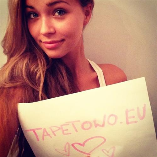 Sandra Kubicka taking a selfie