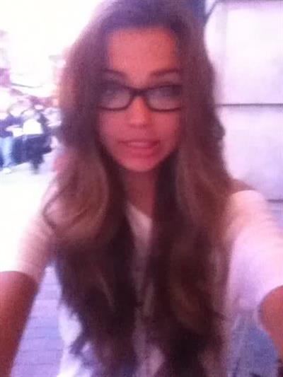 Sandra Kubicka taking a selfie