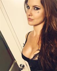 Amanda Cerny taking a selfie